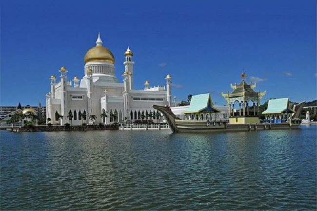 5.  Sultan Omar Ali Saifuddin Mosque – Brunei