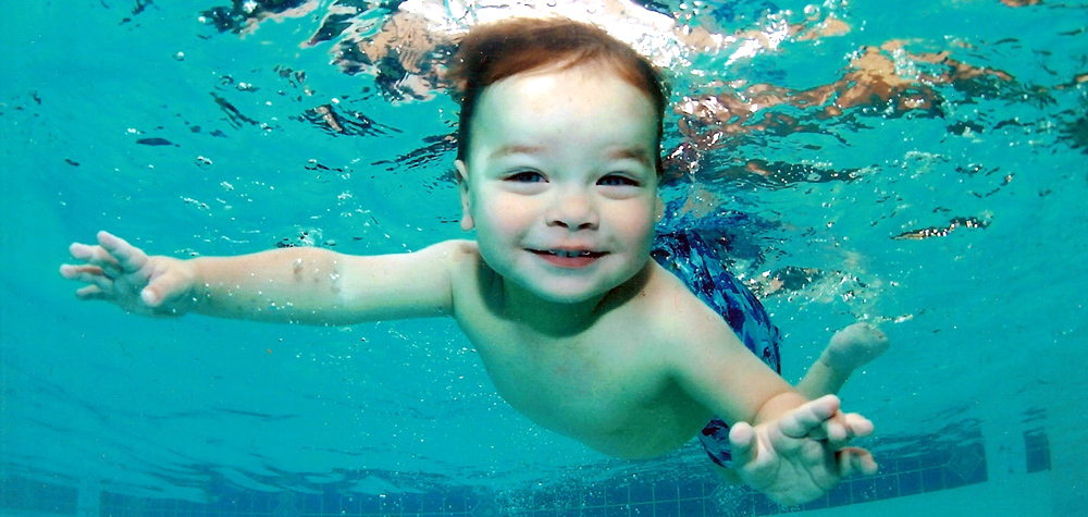 Cute Baby Swimming Training  (9 Photos)